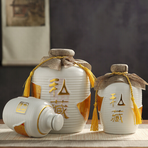 Jingdezhen ceramic wine bottle ornaments 1 Jin Jin is equal to 0.5 kg 2 Jin Jin is equal to 0.5 kg 3 Jin Jin is equal to 0.5 kg 5 Jin Jin is equal to 0.5 kg 10 Jin Jin is equal to 0.5 kg Decorative household antique small white wine jar empty wine can seal 5 Jin Jin is equal to 0.5 kg Packed with hot stamping and private collection with white background