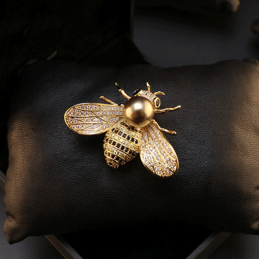Idel Bee Sweater Coat Brooch Korean Corsage Female Cute Cartoon Pin Cardigan Button Korean Luxurious Accessories Goddess 38th Women's Day Birthday Gift for Wife and Girlfriend Bee Brooch XZ0007