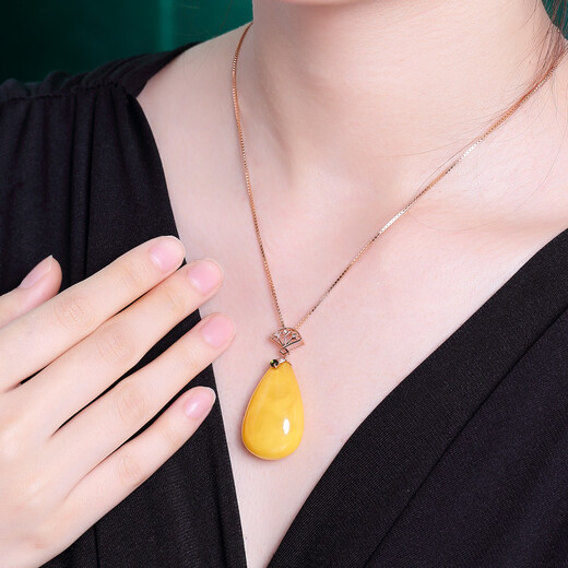 Ouchini natural unbaked beeswax pendant 18K gold inlaid with natural chicken fat yellow water drop amber necklace pendant for women (excluding chain) ready for delivery