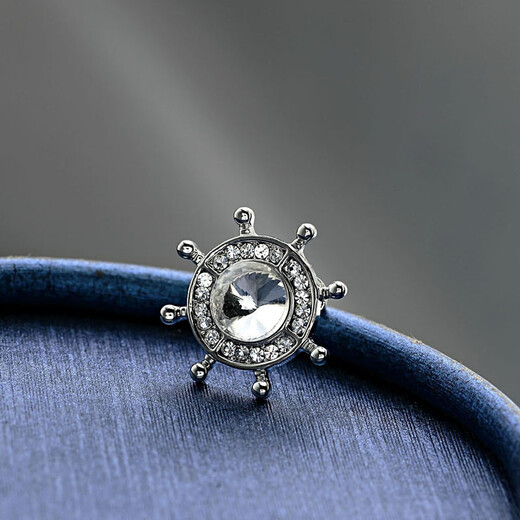 Pin de couche à gouvernail européen et américain Broche de broche pour hommes Crystal Pin Collit Collit Collier Clip Retro Style Badge Trend Silver + White