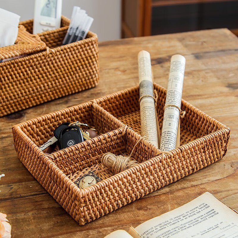 Coffee table desktop storage box inside and outside the house, rattan living room storage basket, remote control, key, miscellaneous box, small items, divided storage basket, natural rattan, rectangular three-compartment