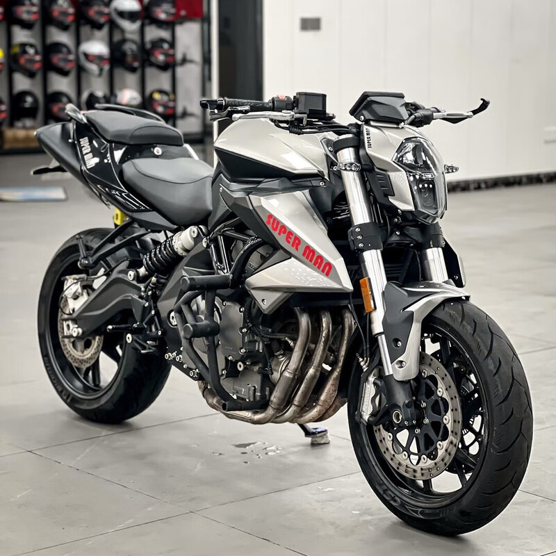 Taolu's new Benelli Huanglong 600 four-cylinder heavy motorcycle Qianjiang Zhui 600 EFI water-cooled road racing street motorcycle gray with complete procedures and can be licensed