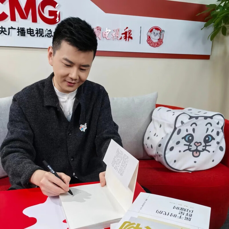 Signed version of Long Yang, the characters of the main station, when the stars of the times shine. Signed version of Yan Yuxin, the characters of the main station, when the stars of the times shine.