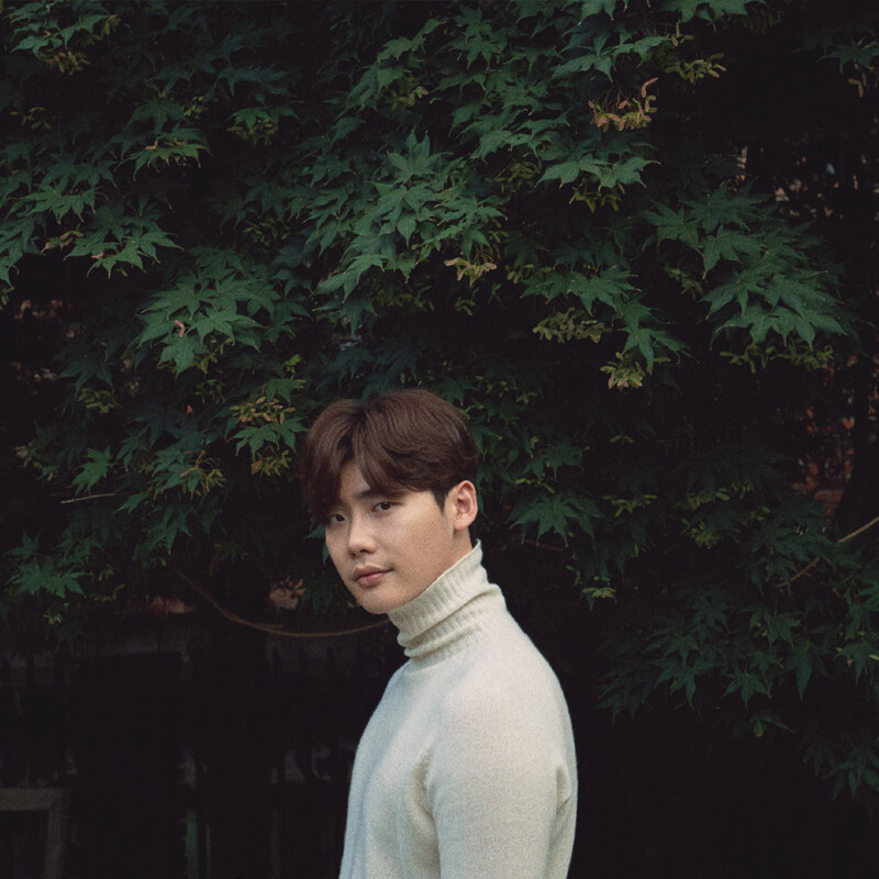 It’s all because of you Lee Jong Suk’s new book, Na Tae Joo’s Chinese version of the poetry collection and photos, 6 beautiful postcards and 1 video DVD included