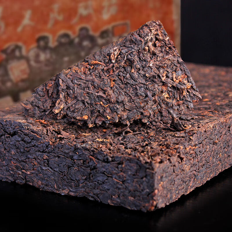 Huangmao 1976 version Yunnan serves the people Lao Ban Zhang Pu'er tea cooked tea brick palace tea 1kg 2000g (two bricks) more cost-effective