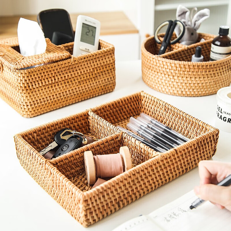 Coffee table desktop storage box inside and outside the house, rattan living room storage basket, remote control, key, miscellaneous box, small items, divided storage basket, natural rattan, rectangular three-compartment