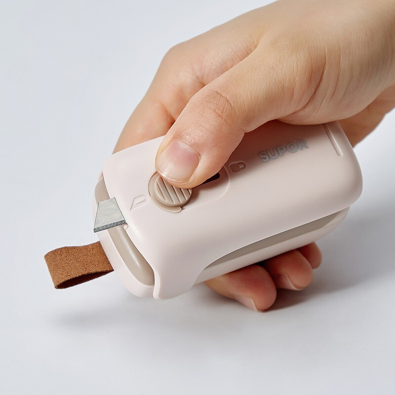 SUPOR sealing machine mini portable sealing clip household snack sealing machine sealing machine plastic sealing machine hand pressure heat sealing machine battery style fog white practice bag + battery