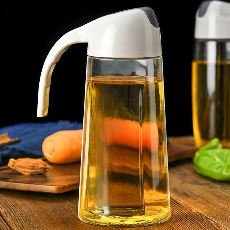 Household oil bottle glass oil pot automatic opening and closing oil kitchen supplies style packaging shipped randomly automatic opening and closing oil pot 620ml