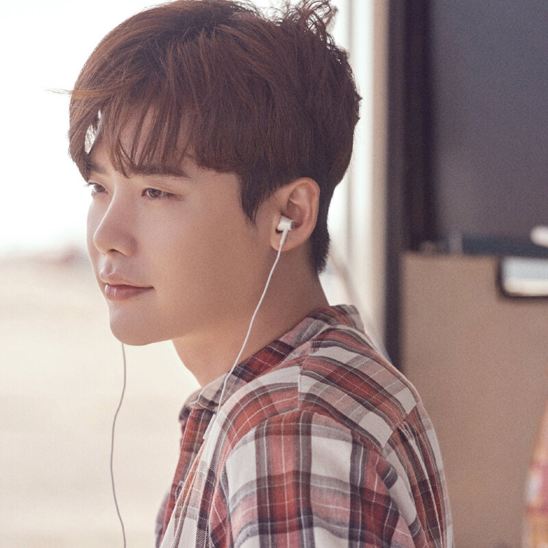 It’s all because of you Lee Jong Suk’s new book, Na Tae Joo’s Chinese version of the poetry collection and photos, 6 beautiful postcards and 1 video DVD included