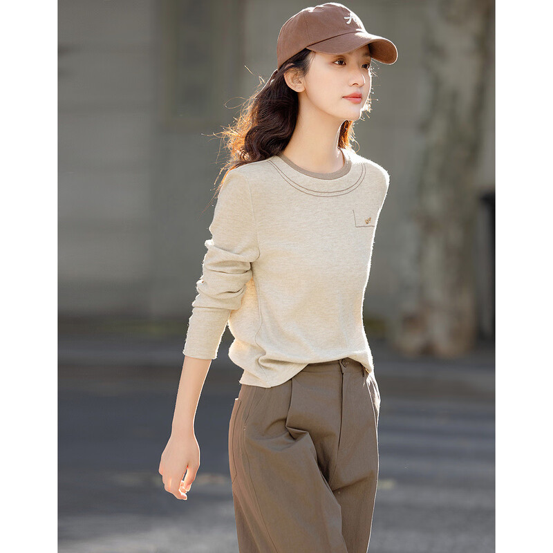 Demana goes out in seconds to match the spring style simple style embroidered metal logo decoration comfortable hidden flesh long-sleeved women's T-shirt