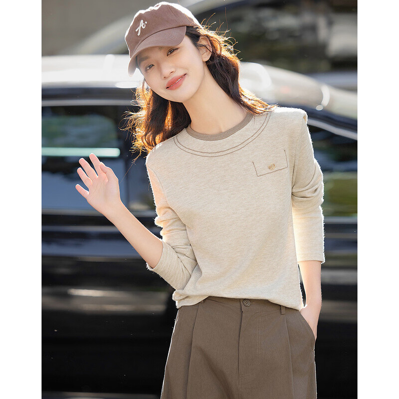 Demana goes out in seconds to match the spring style simple style embroidered metal logo decoration comfortable hidden flesh long-sleeved women's T-shirt