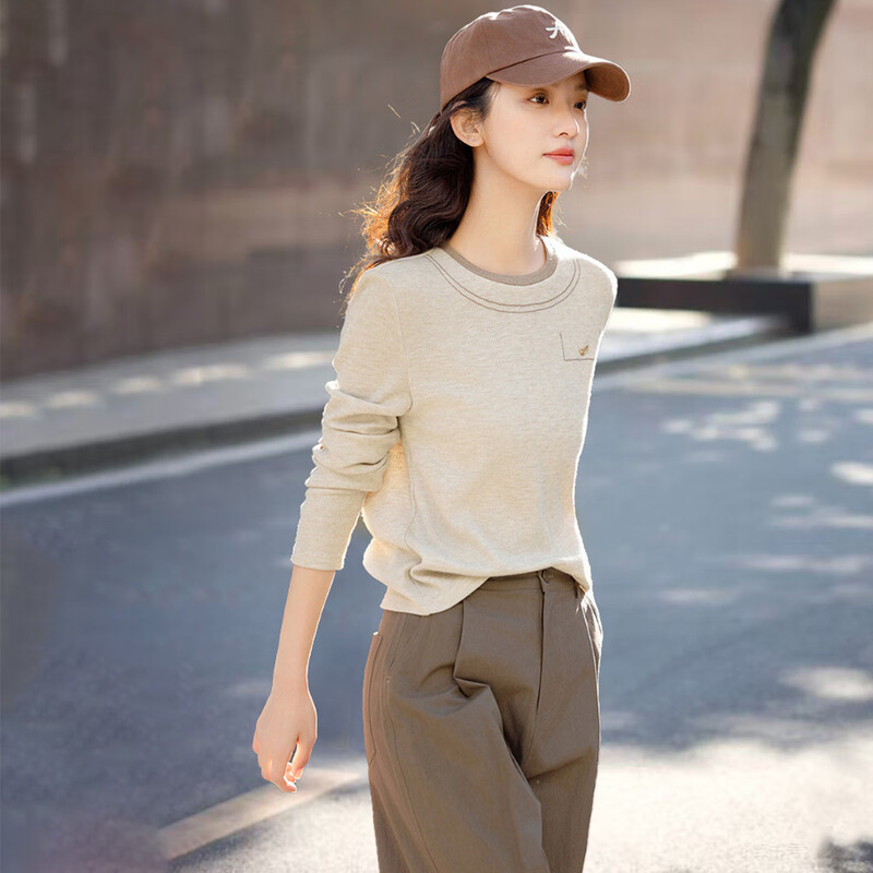 Demana goes out in seconds to match the spring style simple style embroidered metal logo decoration comfortable hidden flesh long-sleeved women's T-shirt