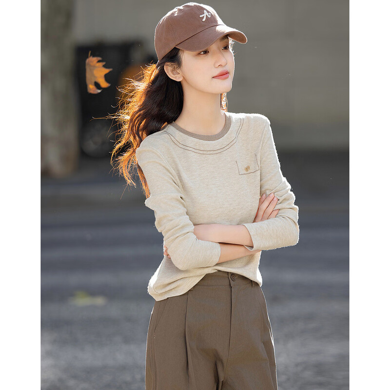 Demana goes out in seconds to match the spring style simple style embroidered metal logo decoration comfortable hidden flesh long-sleeved women's T-shirt