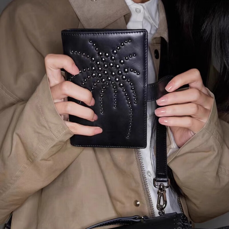 Kangaroo (KANGAROO) niche fashionable fireworks rivet design passport holder bag multi-functional and practical document bag card holder wallet black