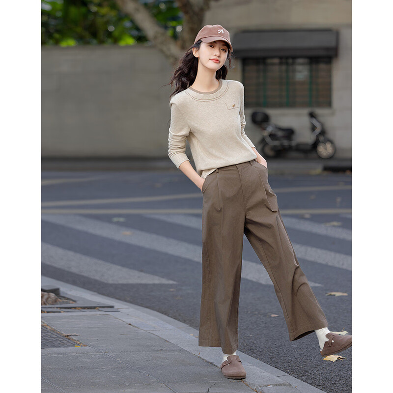 Demana goes out in seconds to match the spring style simple style embroidered metal logo decoration comfortable hidden flesh long-sleeved women's T-shirt