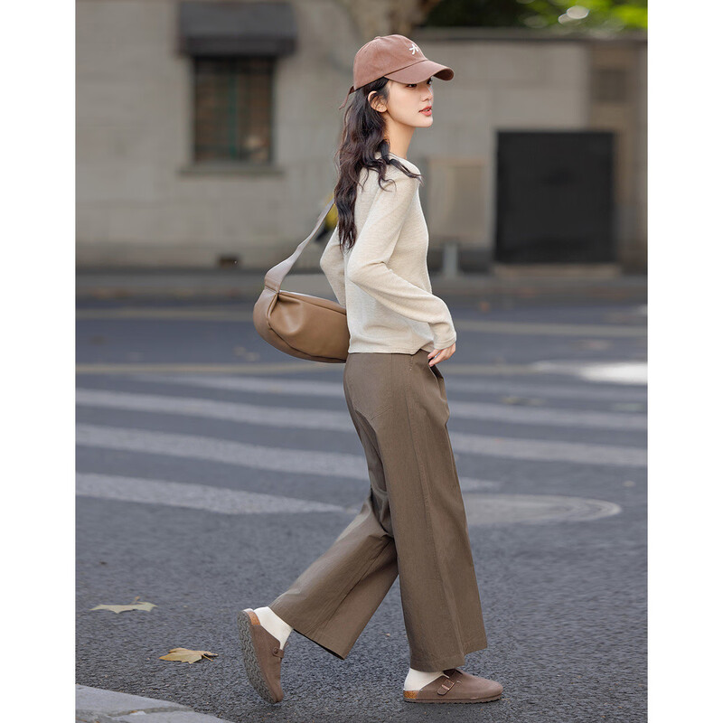 Demana goes out in seconds to match the spring style simple style embroidered metal logo decoration comfortable hidden flesh long-sleeved women's T-shirt