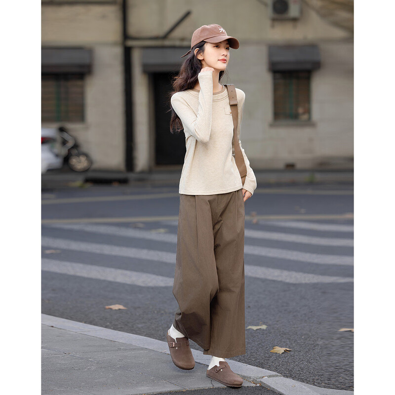 Demana goes out in seconds to match the spring style simple style embroidered metal logo decoration comfortable hidden flesh long-sleeved women's T-shirt