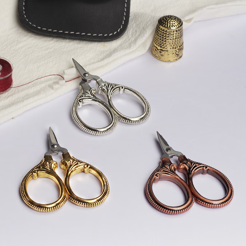 A pair of portable scissors for travel, thread tips for nails, exquisite mini scissors, high-end needlework scissors that can be carried on the plane, cowhide bag mini scissors, gold 5.6CM