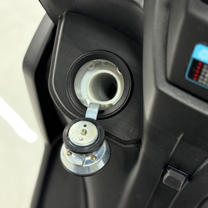 Kajiwayayatu 150 pedal fuel motorcycle Qianjiang water-cooled engine bionic handsome black 25 models