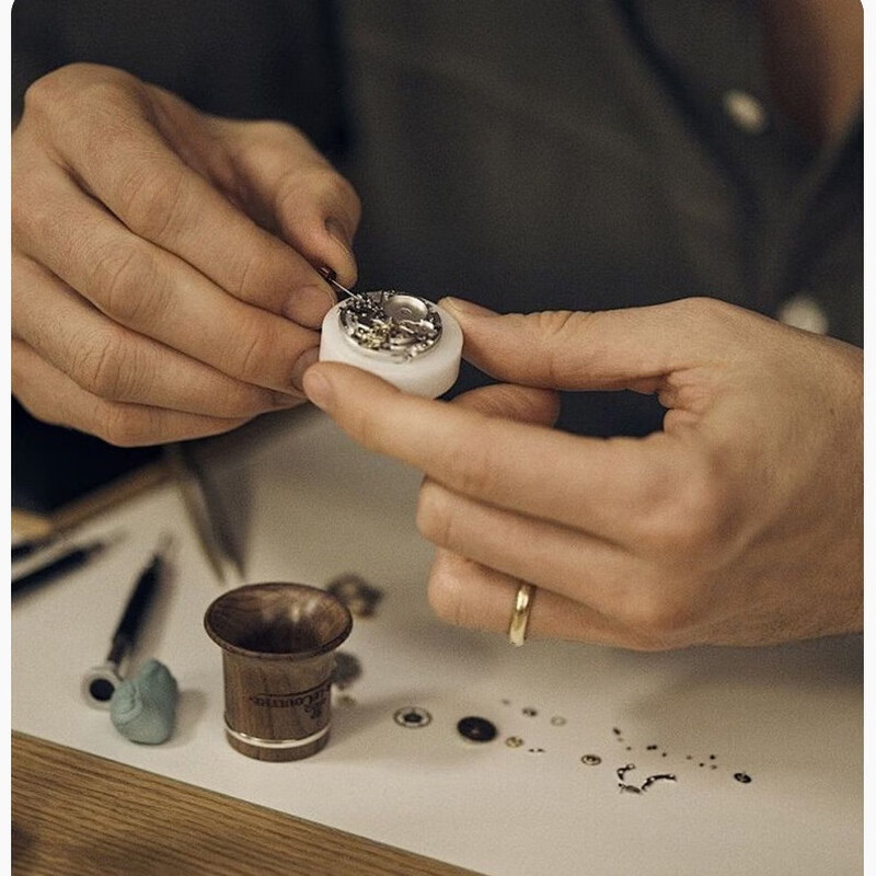 Watch repair and maintenance services, watch repair and maintenance, oiling, scratch repair, accessories replacement, basic maintenance services