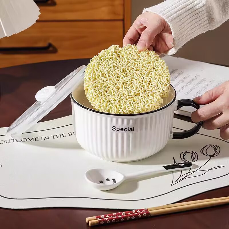 Cream-style ceramic instant noodle bowl, household rice bowl with lid, microwaveable student handle bowl, work lunch box (black and white) 6-inch instant noodle bowl + transparent lid
