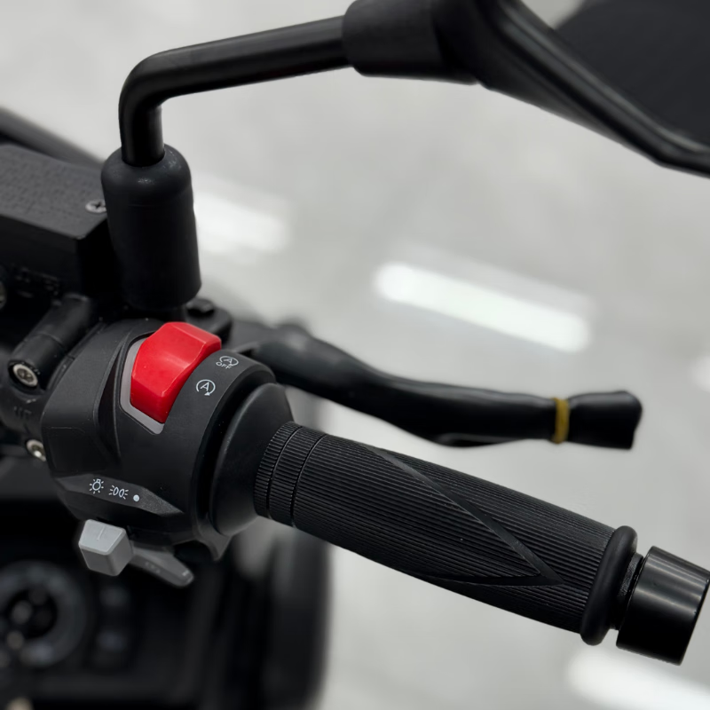 Kajiwayayatu 150 pedal fuel motorcycle Qianjiang water-cooled engine bionic handsome black 25 models