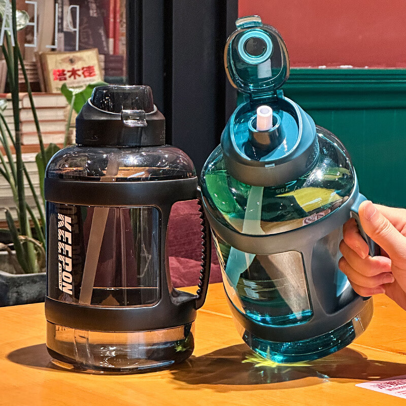 Qinkai summer large-capacity kettle sports fitness bucket belt straw men and women portable adult high-temperature water cup dark green ton bucket large capacity 2000ml cup