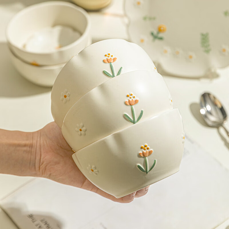 Modern Housewife Daisy Tableware 2026 New Underglaze Color High-Look Housewarming New Year Wedding Gift Plate Chopsticks Bowl Set Home Gift Box 4 People Food 18 Pieces With Soup Bowl Housewarming Warm House Set Contents See Specification Picture