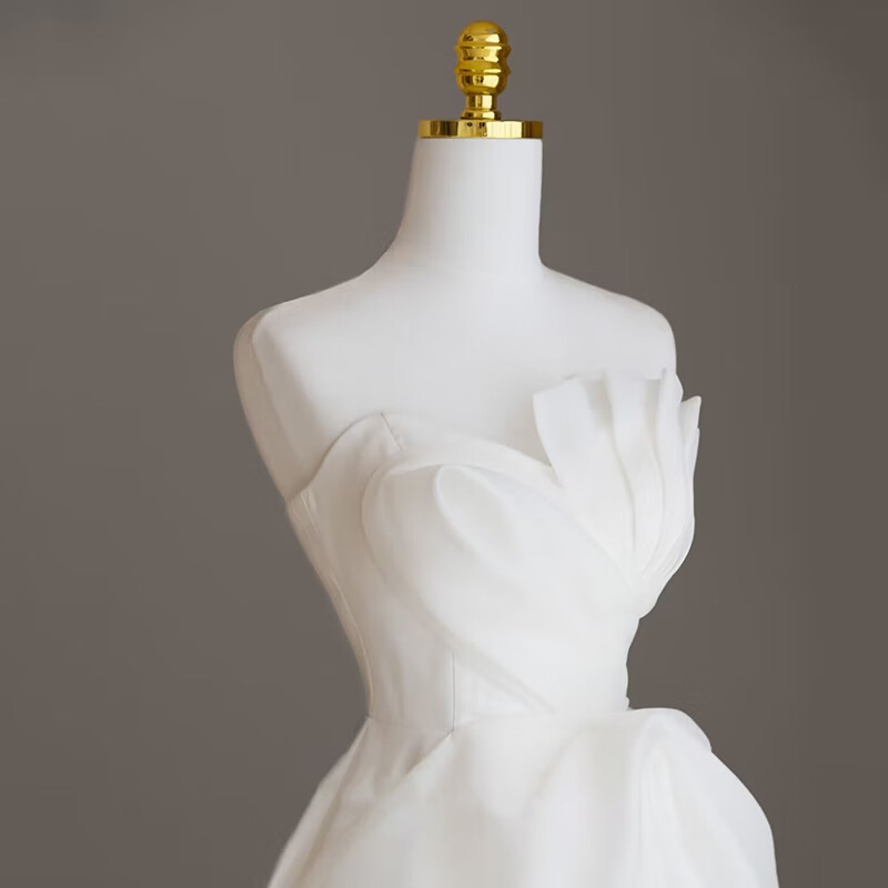 New light wedding dress 2025 bride petite slim satin dress French tube top simple travel photo door veil floor-length style (shape veil gloves) M