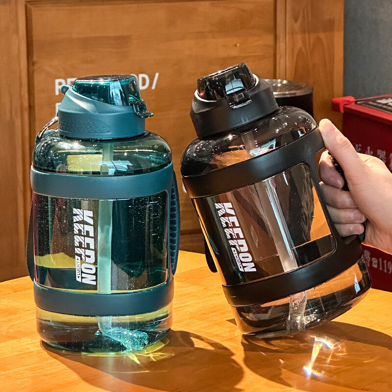 Qinkai summer large-capacity kettle sports fitness bucket belt straw men and women portable adult high-temperature water cup dark green ton bucket large capacity 2000ml cup