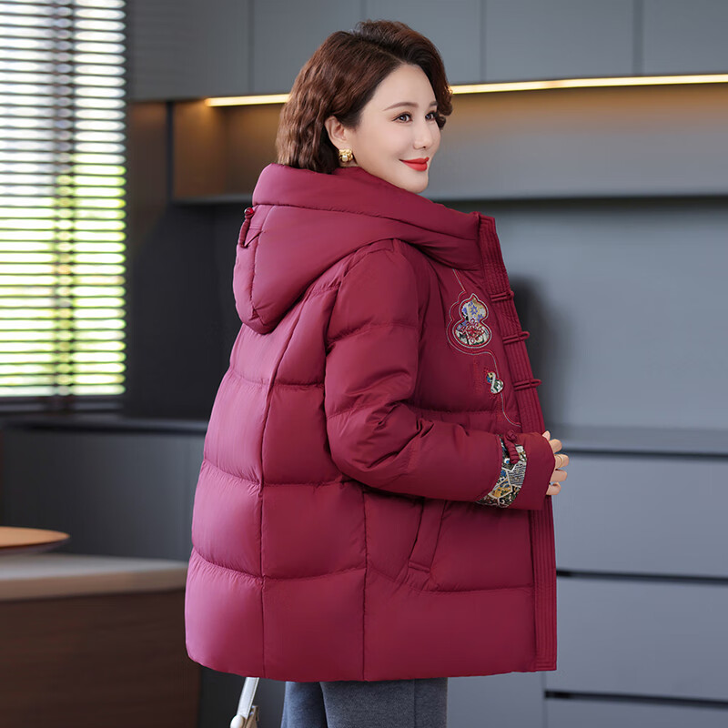 Flying in the Snow Down Jacket Women's 2025 Winter Short Lapel Loose Hooded Warm Jacket Mother's Wear Maroon XL