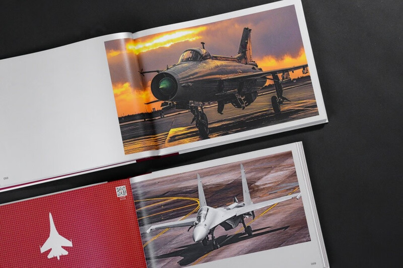 First launched on the whole network, Jingdong Collection Gift Box Edition, Sky and Sky Sword, Chinese Air Force Fighter Illustration + Flying Dragon in the Sky, Three dual-use refrigerator magnets with badges + J-35 Sky and Sky Blue Cap (boxed), a great power weapon, jointly launched by CCTV Military, National Defense Industry, and Blue Sky Publishing House, Double Dan gifts, boys and girls gifts, New Year gifts