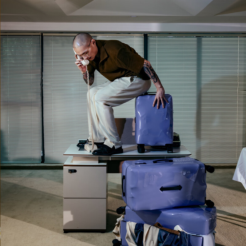 In-shaped suitcase 20-inch boarding case with large capacity and good looks. Black small suitcase can be used on the plane. Curtain black