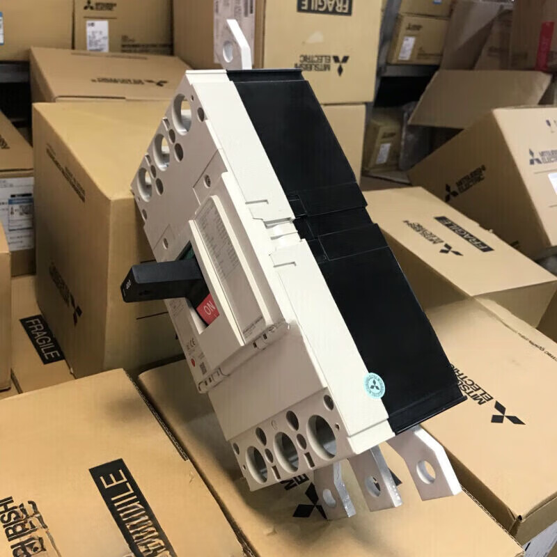 Mitsubishi Mitsubishi Mitsubishi official original Japanese Mitsubishi molded case circuit breaker NF630-CW 3P air switch 3P 500A