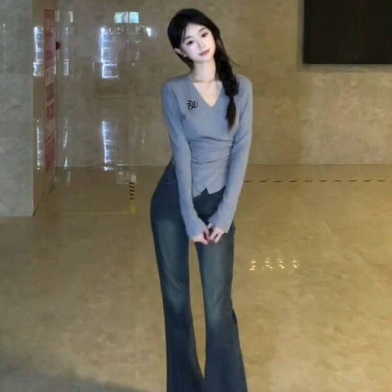 Miao Yijia low-neck gray slim-fitting bottoming shirt for women to wear as an inner layer and outer wear, new style, high-end, fashionable and feminine long-sleeved T-shirt. Gray pure desire cross V-neck irregular waist base layer. Recommended for under 120 pounds.