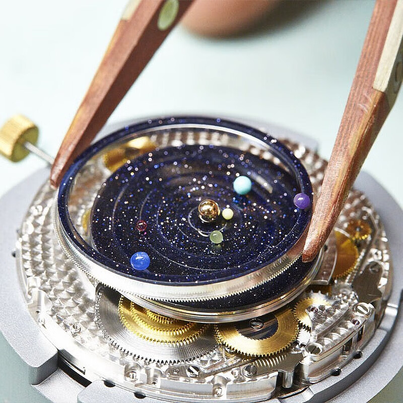 Watch repair services, mechanical watch cleaning, oil maintenance, quartz watch battery replacement, glass watch strap crown refurbishment, luxury watch repair services