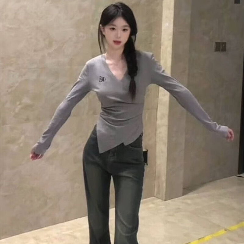Miao Yijia low-neck gray slim-fitting bottoming shirt for women to wear as an inner layer and outer wear, new style, high-end, fashionable and feminine long-sleeved T-shirt. Gray pure desire cross V-neck irregular waist base layer. Recommended for under 120 pounds.