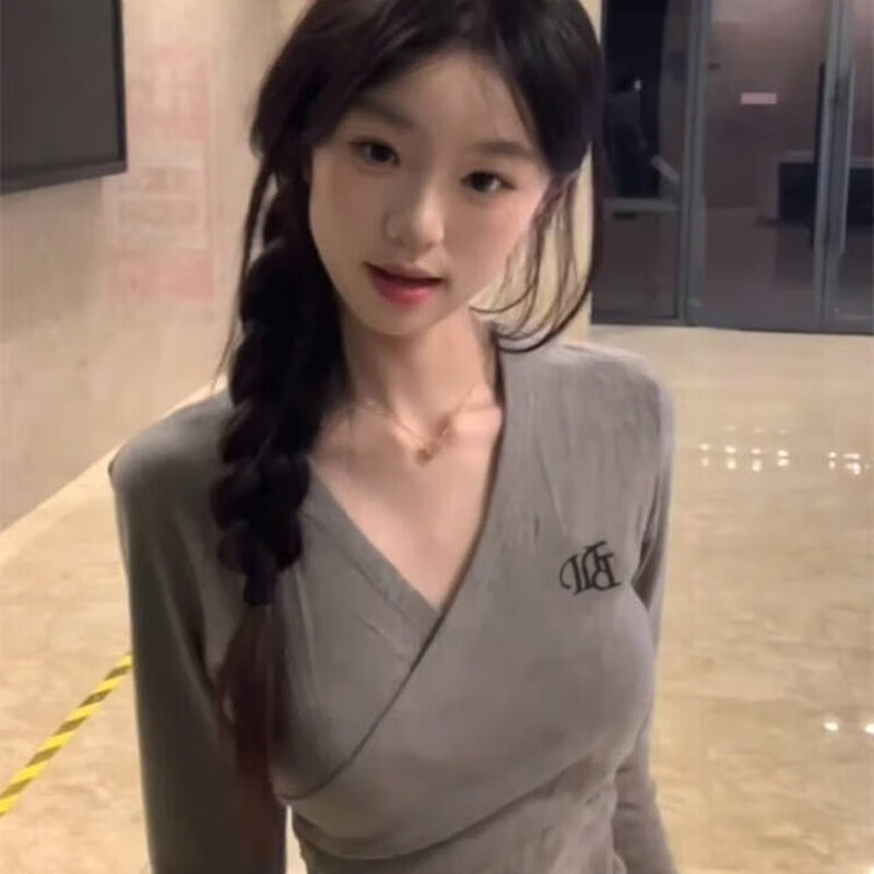 Miao Yijia low-neck gray slim-fitting bottoming shirt for women to wear as an inner layer and outer wear, new style, high-end, fashionable and feminine long-sleeved T-shirt. Gray pure desire cross V-neck irregular waist base layer. Recommended for under 120 pounds.