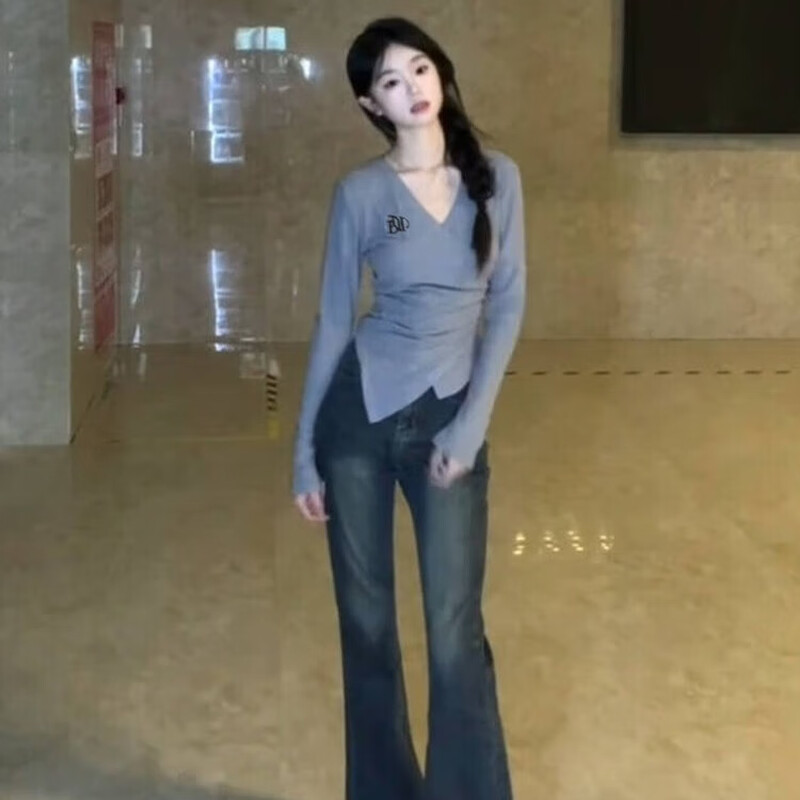 Miao Yijia low-neck gray slim-fitting bottoming shirt for women to wear as an inner layer and outer wear, new style, high-end, fashionable and feminine long-sleeved T-shirt. Gray pure desire cross V-neck irregular waist base layer. Recommended for under 120 pounds.