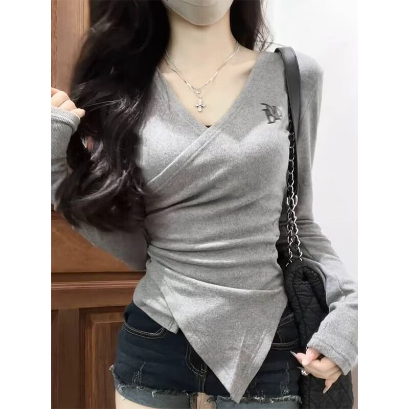 Miao Yijia low-neck gray slim-fitting bottoming shirt for women to wear as an inner layer and outer wear, new style, high-end, fashionable and feminine long-sleeved T-shirt. Gray pure desire cross V-neck irregular waist base layer. Recommended for under 120 pounds.