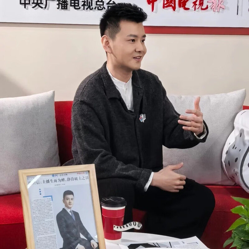 Signed version of Long Yang, the characters of the main station, when the stars of the times shine. Signed version of Yan Yuxin, the characters of the main station, when the stars of the times shine.