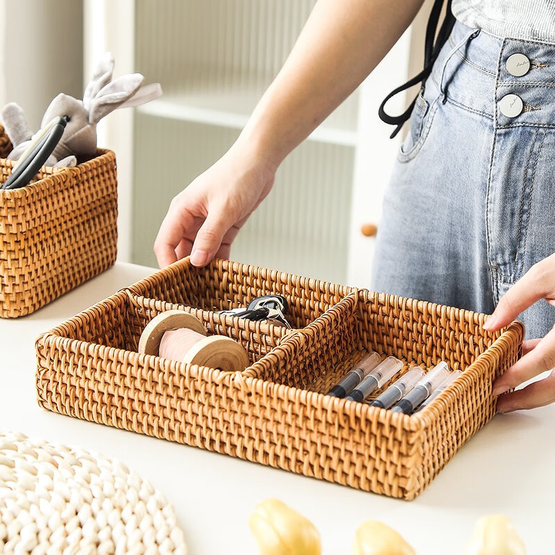 Coffee table desktop storage box inside and outside the house, rattan living room storage basket, remote control, key, miscellaneous box, small items, divided storage basket, natural rattan, rectangular three-compartment