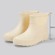 Zapatillas de lluvia de moda de fútbolas botas de lluvia cortas para mujeres zapatos de goma impermeables medianos para mujeres.