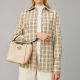 Tory Burch TB Женская сумка McGraw Buckrt Series Solid Color Brand Micro-Label Women's Women's Buckte Один плечевой сумочка [Small] Off-White 74956 724 Длина длины 18 см. Ширина 12,5 см. Высота 19 см.