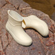 Zapatillas de lluvia de moda de fútbolas botas de lluvia cortas para mujeres zapatos de goma impermeables medianos para mujeres.