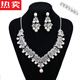 Hongying Hong Kong et Macau Lumière Luxury Bridal Headress Three Set ACCESSOIRES DE MARIAGE COLIELLIS DE MEILLOR COLLE COLER CORIE CORIE CORIE CORPORT DE COURL POPULAIRE DE CEARL + COLLE DE PERLES D'OEURS DE CELO