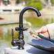 Jenvia Outdoor Courtyard Faucet Anti-Freeze Einkaltes Waschbecken Marmor Stein Basin Villa Outdoor Anti-Freez-Riss Kupferarmatur [Schwarz 9708 Einzelkaltmodell mit Wasserteiler]