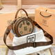 I.T Dankles Hong Kong Marke Echtes Leder -Frauenbag 2025 Neue Kettendekoration kleiner runde Tasche Gedruckte Handtasche Breite Schultergurt Crossbody Bod Braune Farbe (Theken Geschenkbox Set)