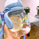 [Mit einem Gurtgriff] Sensen Cat Suns Baby Anti-Choking mit Strohbecher Kinder durch die Milch einweichen und Milch trinken. Haushaltsfruchtwasserbecher mit Griff für Kinder Anti-Fall-Trinkwasserbecher Baby Blue Strohbecher 370 ml + Riemen + Griff + vier Stücke Geschenk
