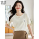 Ella disfruta de una camiseta de manga corta para mujeres, cuello redondo, top bordado informal y versátil para mujeres, camiseta, camisa de base de manga corta T143T1390